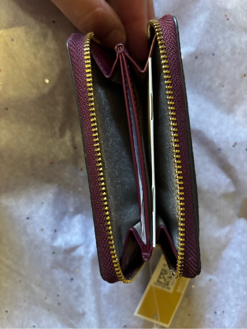 Michael Kors Pebbled Zip Card Holder in Burgundy with Gold Logo - Picture 2 of 2